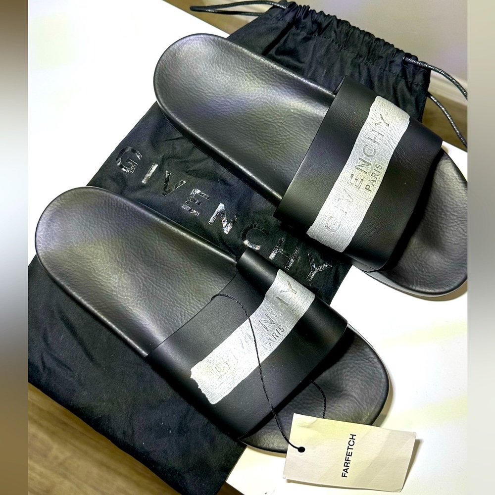 BRAND NEW BLACK AND SILVER LATEX BAND SANDALS.